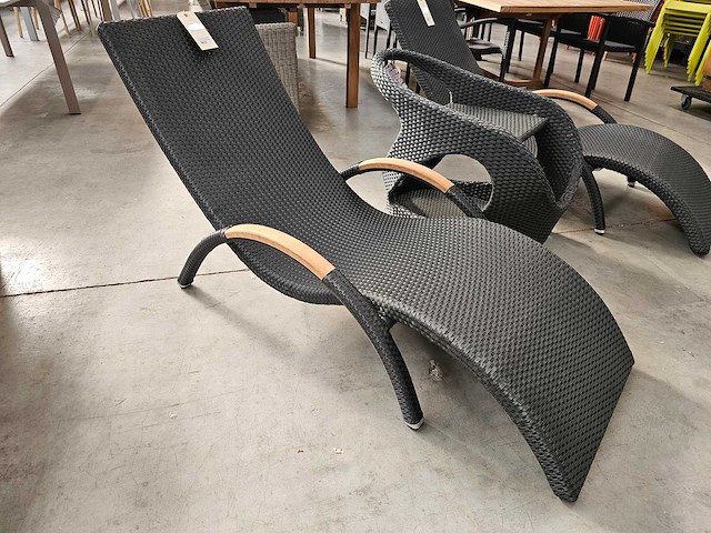 Luxury lounge ligbed wave zwart met kussen taupe - teak armleuning - afbeelding 1 van  6