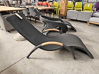 Luxury lounge ligbed wave zwart met kussen taupe - teak armleuning - afbeelding 2 van  6