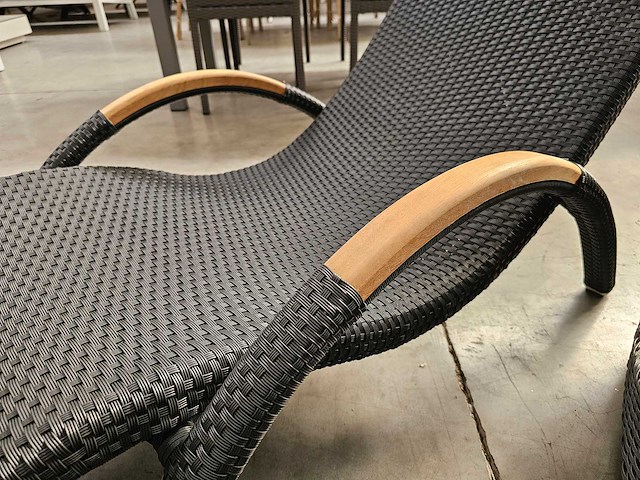 Luxury lounge ligbed wave zwart met kussen taupe - teak armleuning - afbeelding 4 van  6