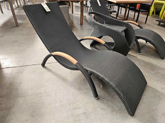 Luxury lounge ligbed wave zwart met kussen taupe - teak armleuning - afbeelding 1 van  6