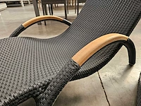 Luxury lounge ligbed wave zwart met kussen taupe - teak armleuning - afbeelding 3 van  6
