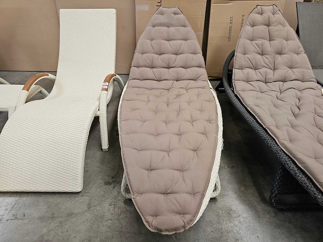 Luxury lounge surf ligbed wit flower weaving met kussen taupe - afbeelding 2 van  5