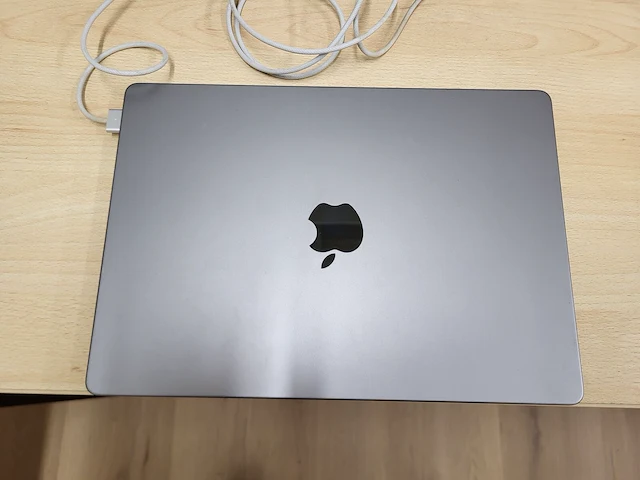 Macbook pro model a2442 - afbeelding 1 van  4