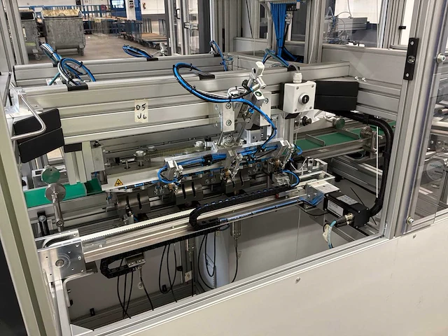 Machine voor assemblage mondmaskers - afbeelding 16 van  25
