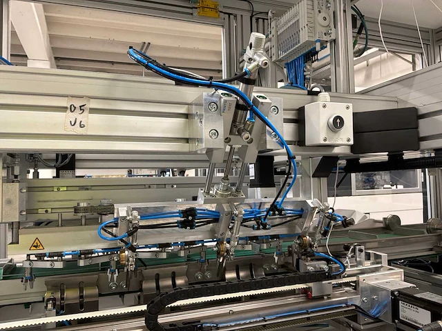 Machine voor assemblage mondmaskers - afbeelding 18 van  25