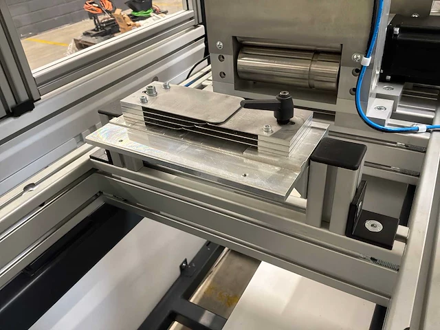 Machine voor assemblage mondmaskers - afbeelding 15 van  29