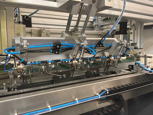 Machine voor assemblage mondmaskers - afbeelding 14 van  28