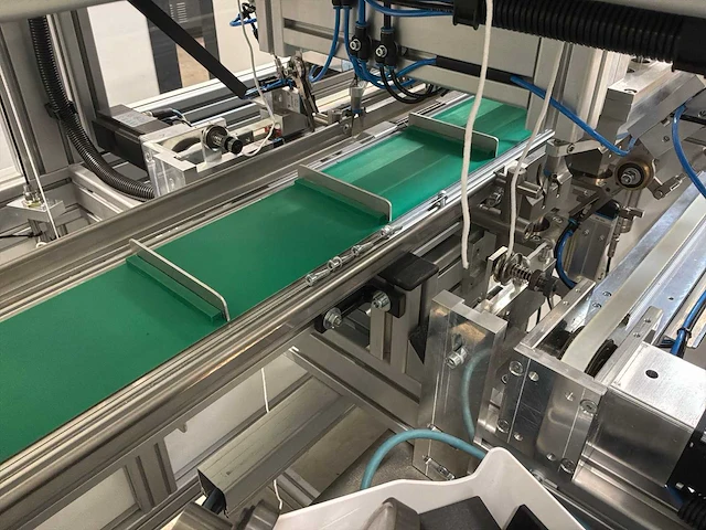 Machine voor assemblage mondmaskers - afbeelding 3 van  25