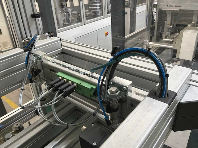 Machine voor assemblage mondmaskers - afbeelding 13 van  25