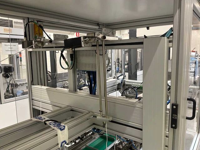 Machine voor assemblage mondmaskers - afbeelding 2 van  25