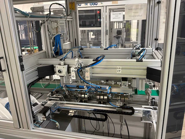 Machine voor assemblage mondmaskers - afbeelding 4 van  25