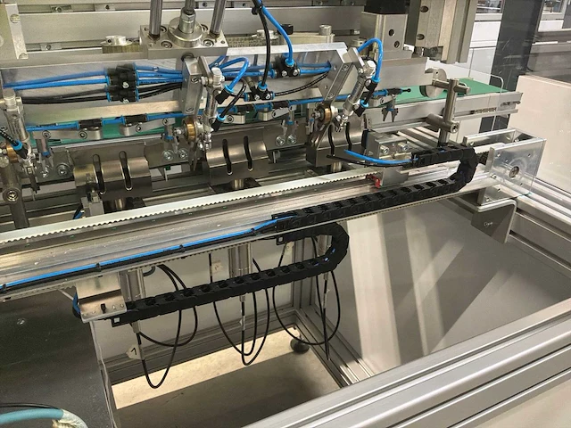 Machine voor assemblage mondmaskers - afbeelding 6 van  25