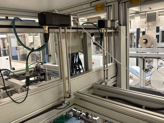 Machine voor assemblage mondmaskers - afbeelding 4 van  27
