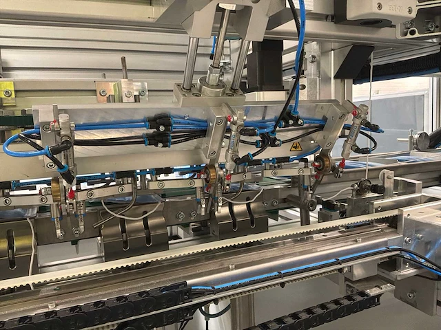 Machine voor assemblage mondmaskers - afbeelding 10 van  27