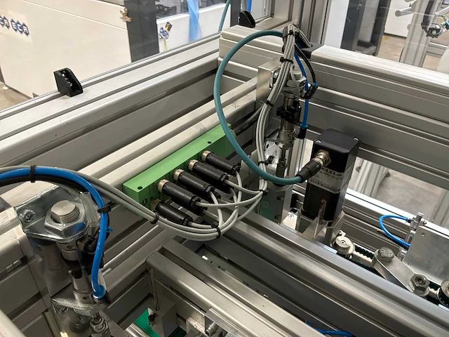 Machine voor assemblage mondmaskers - afbeelding 15 van  27