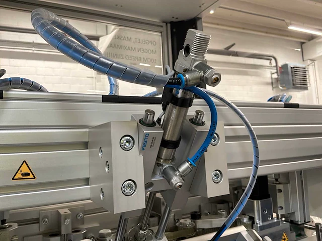 Machine voor assemblage mondmaskers - afbeelding 15 van  28