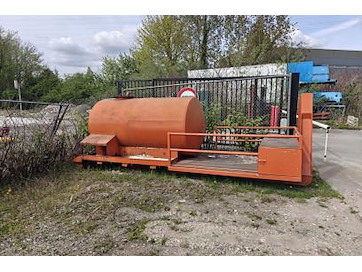 Machines: industriële olietank + mobiele hydraulische werkplaatskraan