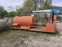 Machines: industriële olietank + mobiele hydraulische werkplaatskraan