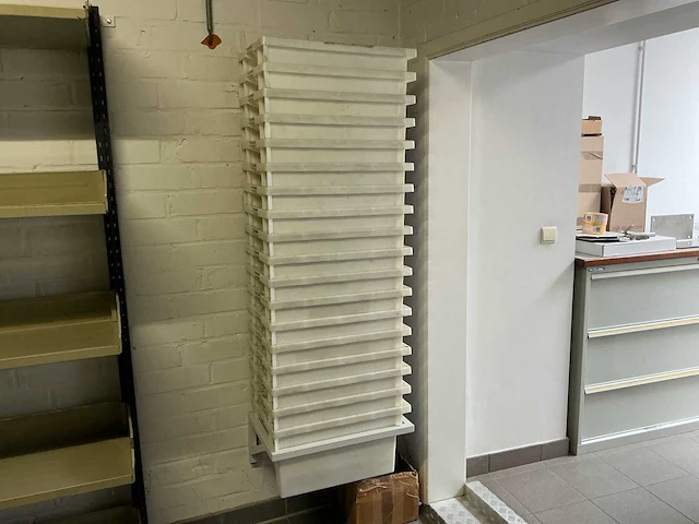 Magazijnbakken met metalen houder - afbeelding 2 van  5
