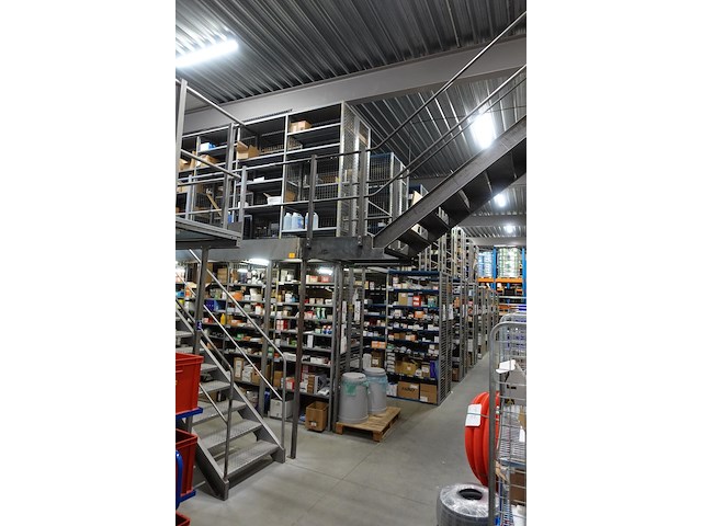 Magazijninrichting met verdiep - afbeelding 1 van  15