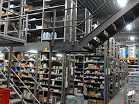 Magazijninrichting met verdiep