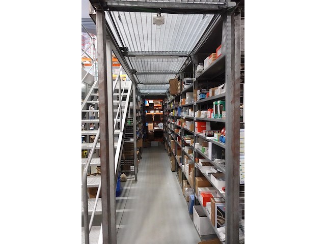 Magazijninrichting met verdiep - afbeelding 10 van  15
