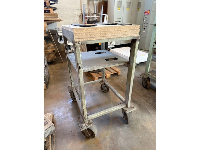 Magazijnkar met houten platen - afbeelding 1 van  2