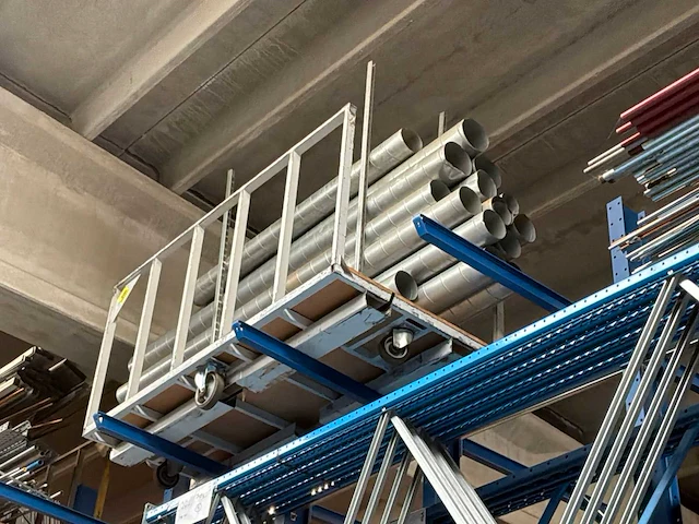 Magazijnkar met inhoud (2x) - afbeelding 3 van  3