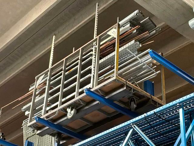 Magazijnkar met inhoud (3x) - afbeelding 2 van  4