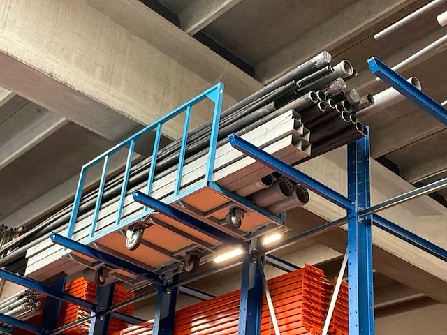 Magazijnkar met inhoud (3x) - afbeelding 4 van  4