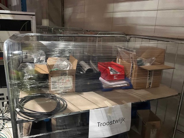 Magazijnkarren met onderdelen voor rolbruggen (3x) - afbeelding 2 van  12