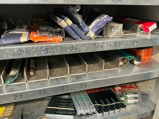 Magazijnkast met inhoud (2x) - afbeelding 11 van  22