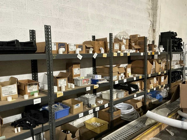 Magazijnrek (2x) + pvc bochten,… - afbeelding 1 van  3