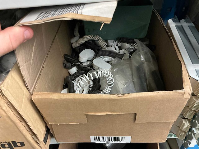 Magazijnrek met inhoud - afbeelding 2 van  17