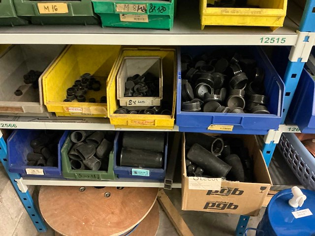 Magazijnrek met inhoud - afbeelding 6 van  17