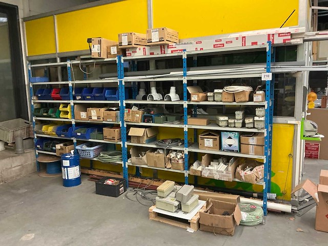 Magazijnrek met inhoud - afbeelding 1 van  17