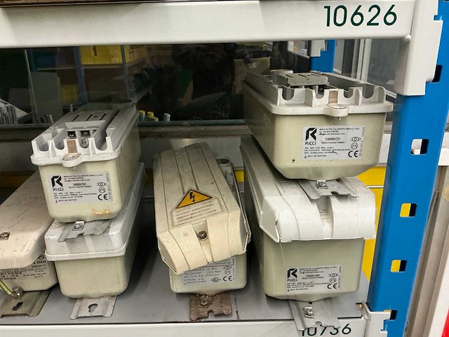 Magazijnrek met inhoud - afbeelding 11 van  17