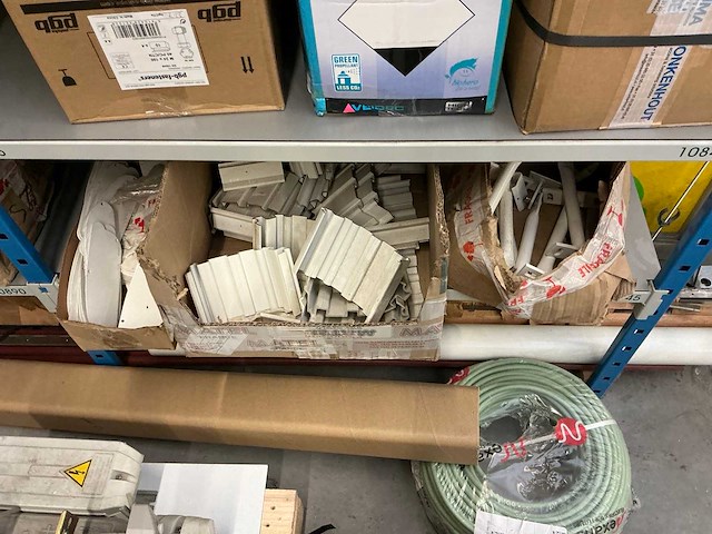 Magazijnrek met inhoud - afbeelding 12 van  17