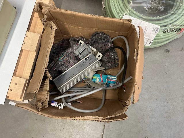 Magazijnrek met inhoud - afbeelding 14 van  17