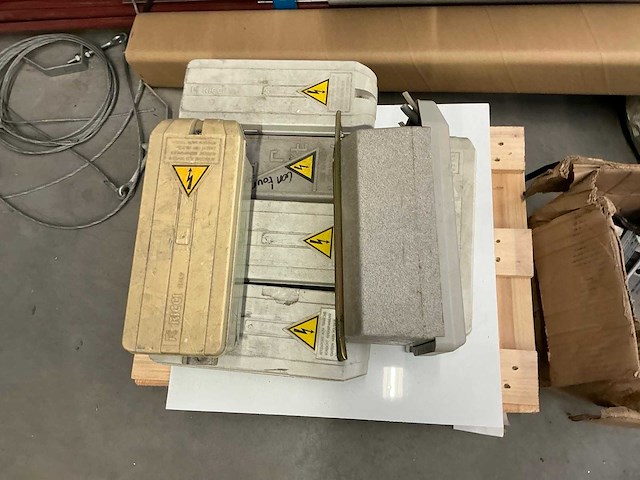 Magazijnrek met inhoud - afbeelding 15 van  17