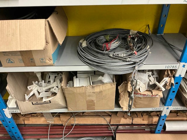 Magazijnrek met inhoud - afbeelding 16 van  17