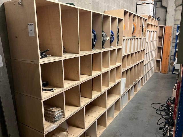 Magazijnrek met inhoud - afbeelding 1 van  9