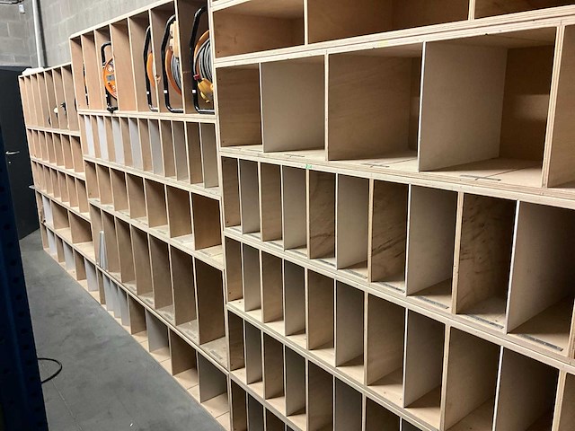 Magazijnrek met inhoud - afbeelding 2 van  9