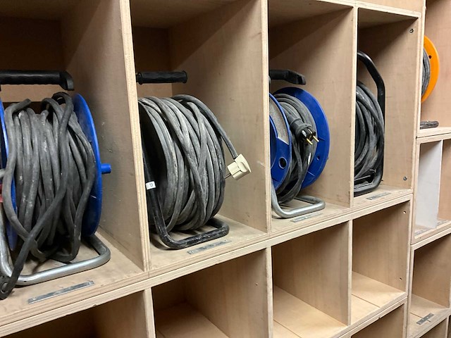 Magazijnrek met inhoud - afbeelding 3 van  9