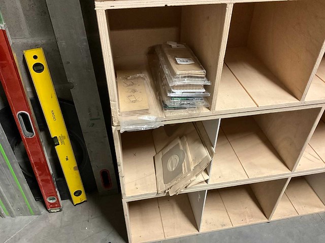 Magazijnrek met inhoud - afbeelding 5 van  9