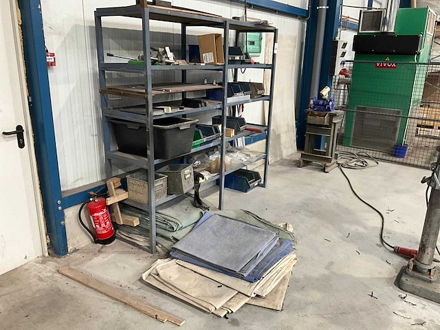 Magazijnrek met inhoud - afbeelding 1 van  4