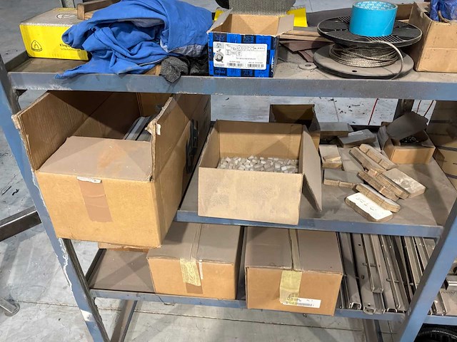 Magazijnrek met inhoud - afbeelding 3 van  9