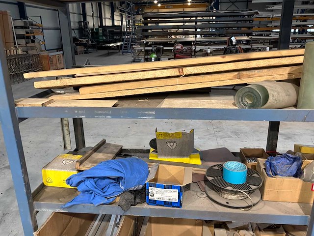 Magazijnrek met inhoud - afbeelding 4 van  9