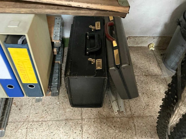 Magazijnrek met inhoud - afbeelding 4 van  12