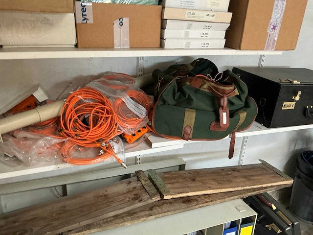 Magazijnrek met inhoud - afbeelding 10 van  12